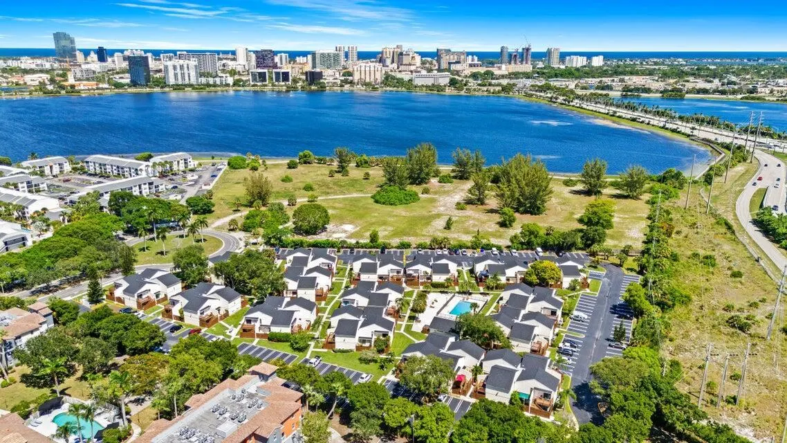 643 Executive Center Drive, #Q-102
