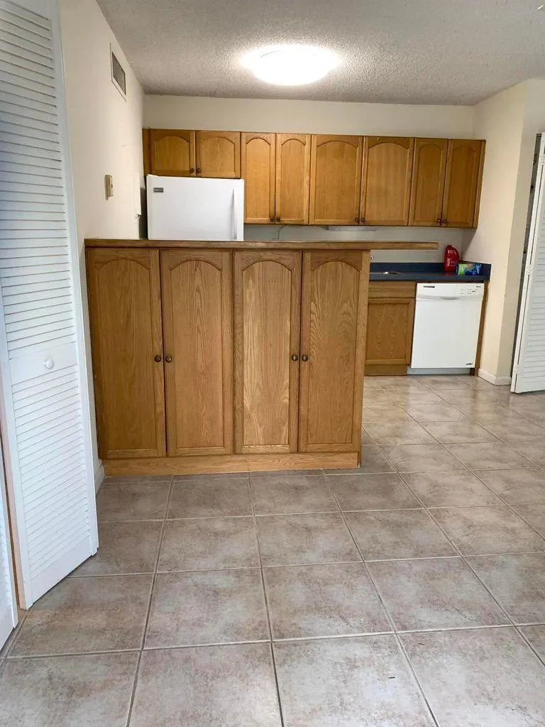 643 Executive Center Drive, #Q-102