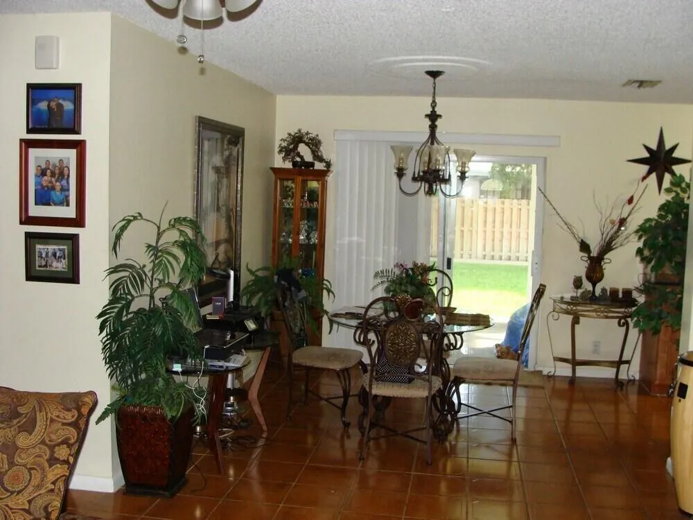 2589 Dolphin Drive