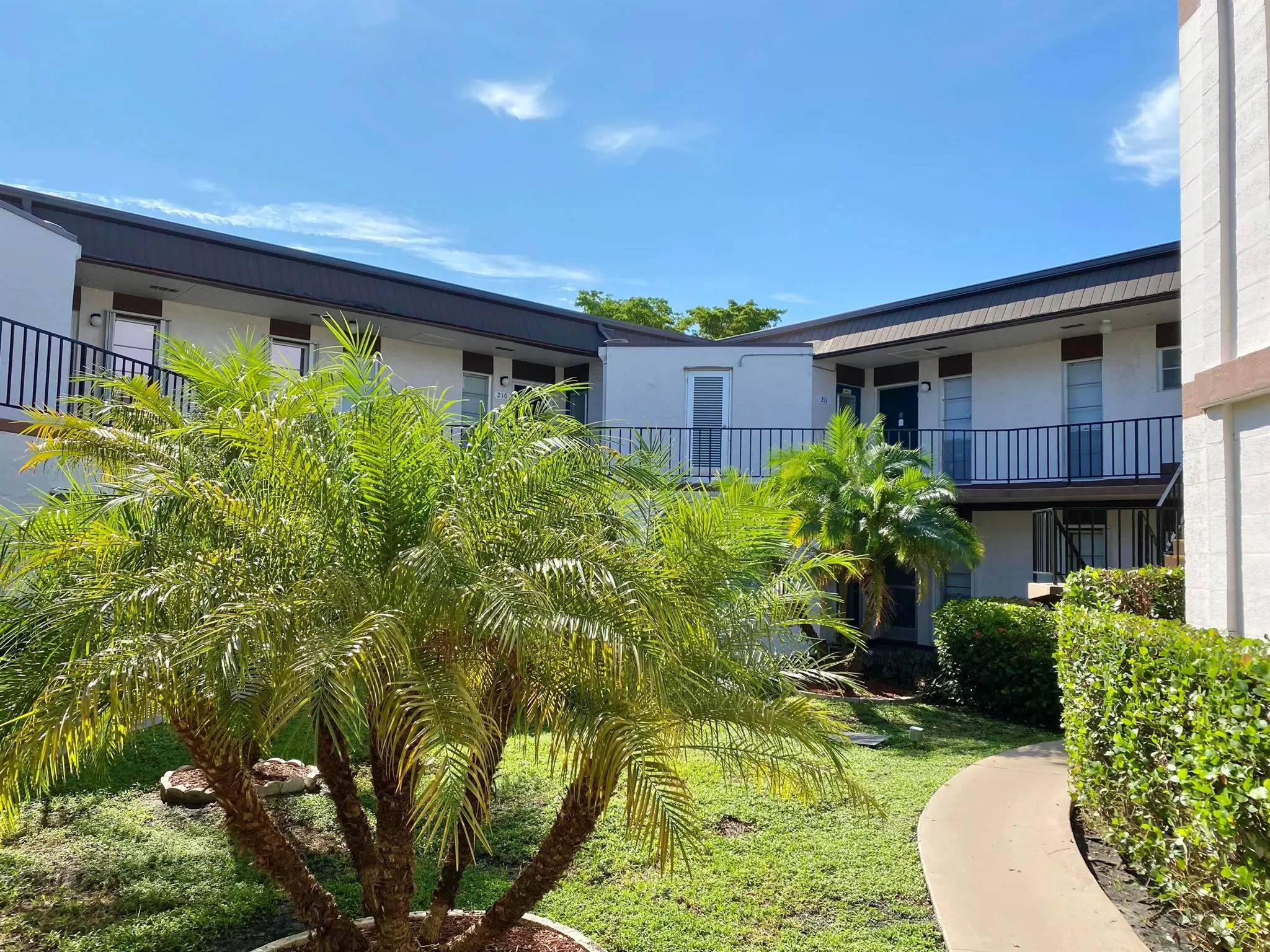 7 Greenway N, #211