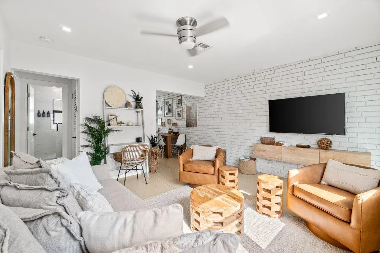 217 NE 11th Street, #217-219