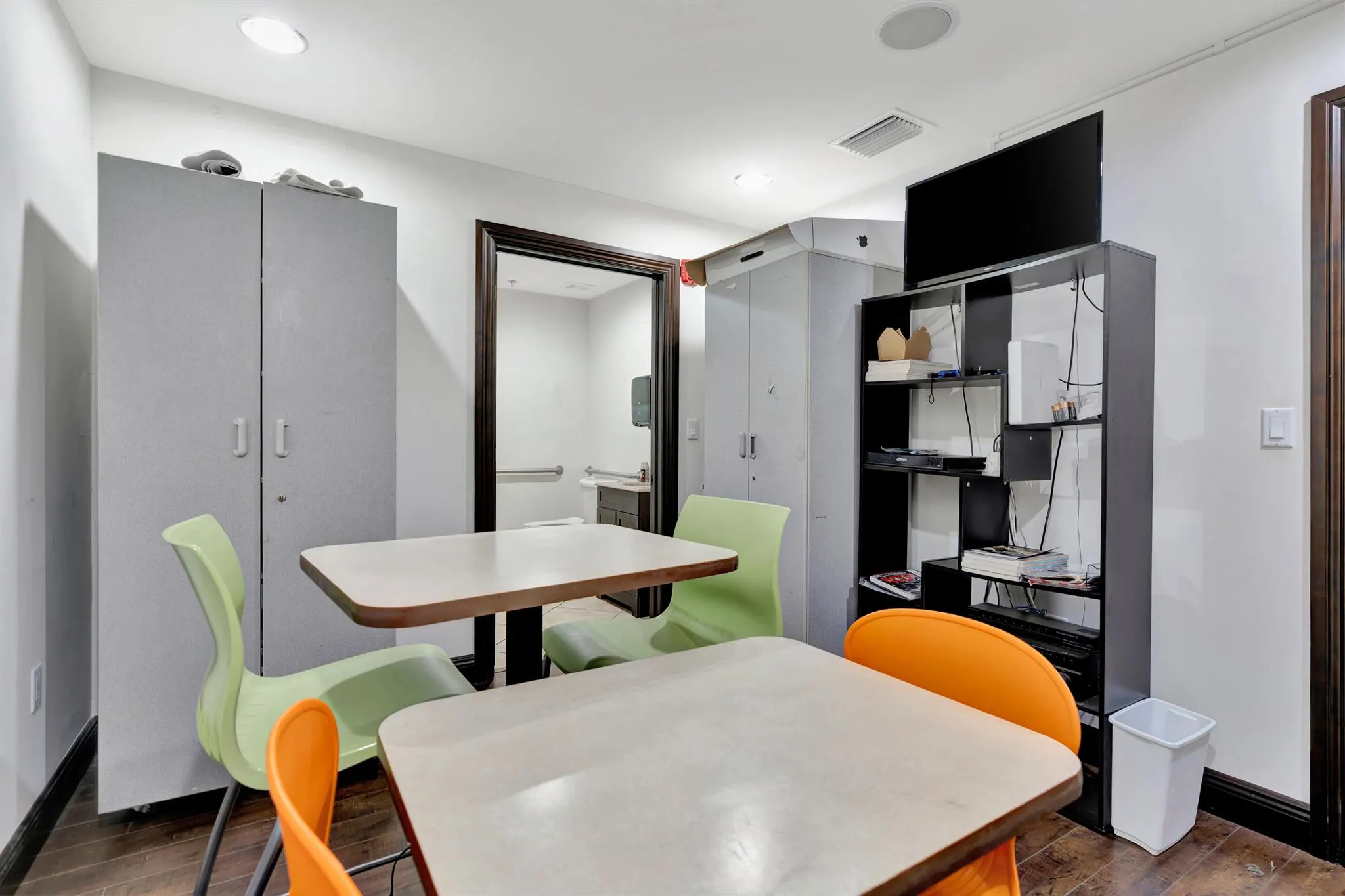 679 NW Enterprise Drive, #102
