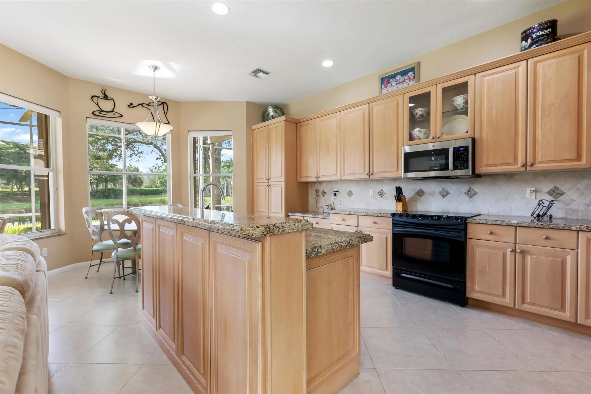 8806 Laguna Royale