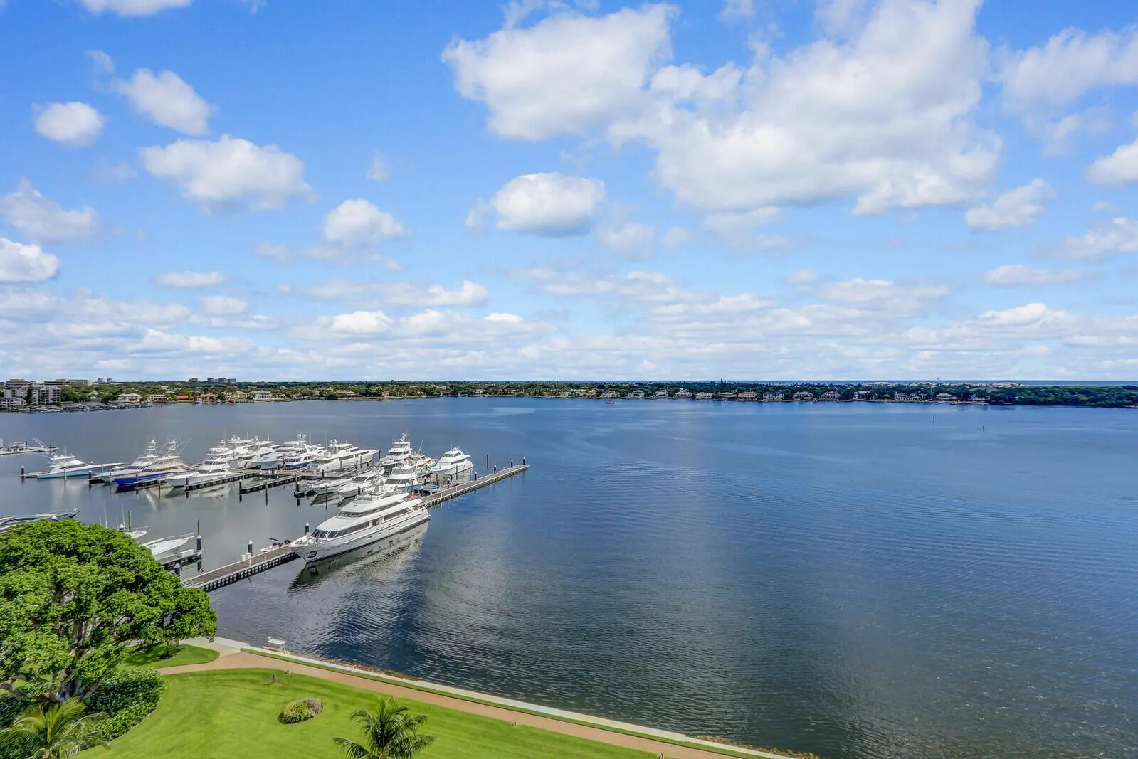 132 Lakeshore Drive, #1117
