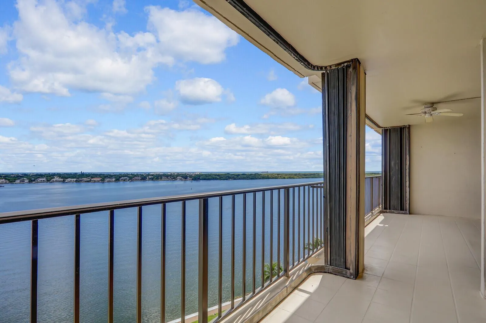 132 Lakeshore Drive, #1117