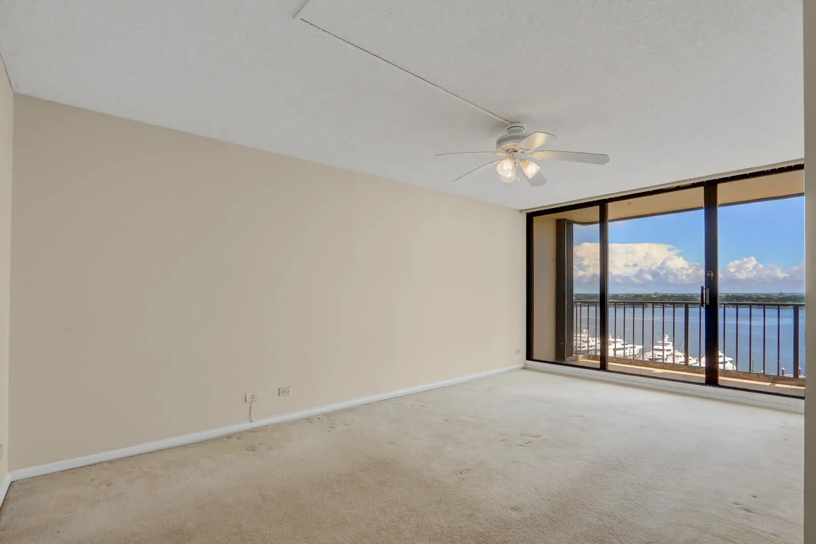 132 Lakeshore Drive, #1117