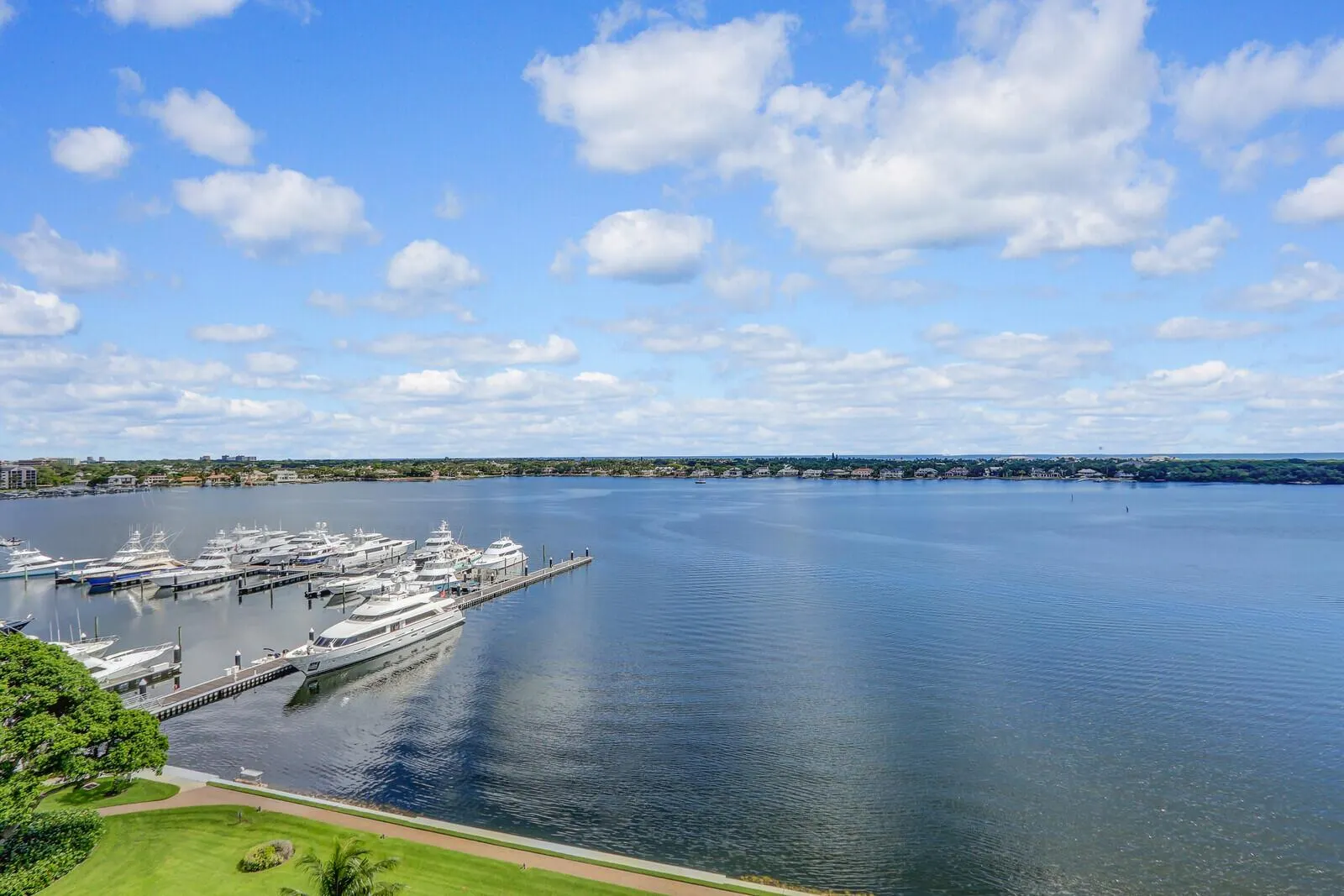 132 Lakeshore Drive, #1117