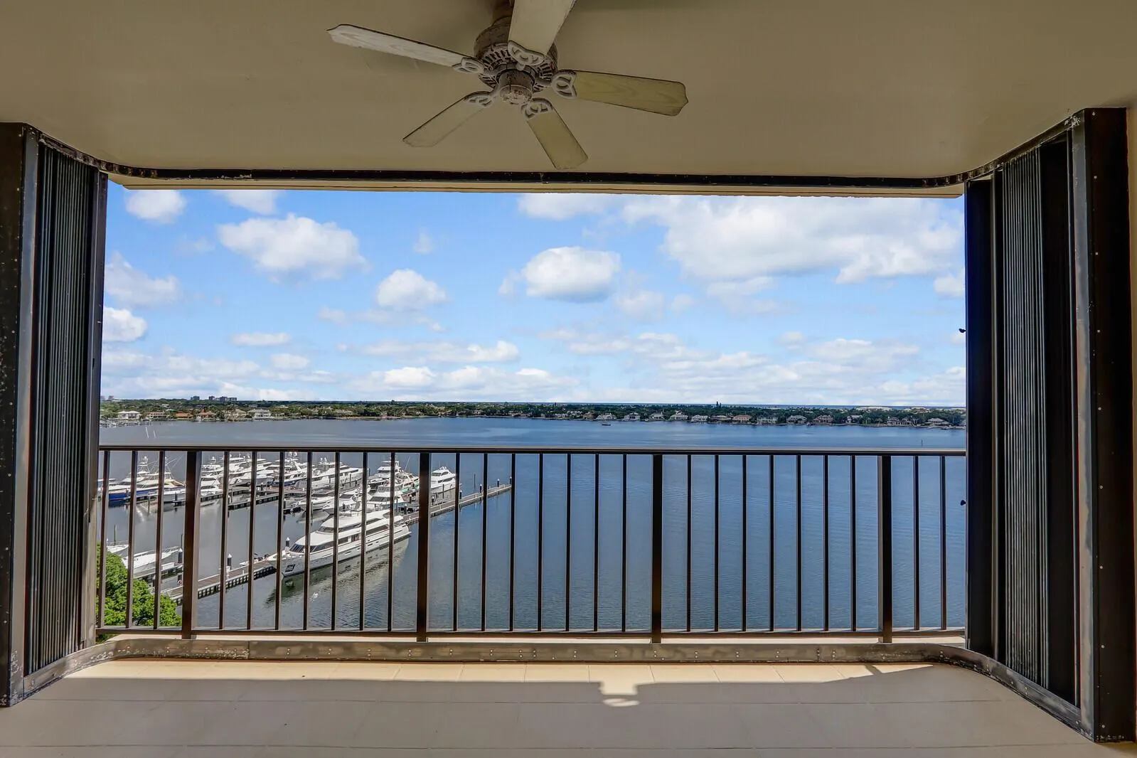 132 Lakeshore Drive, #1117
