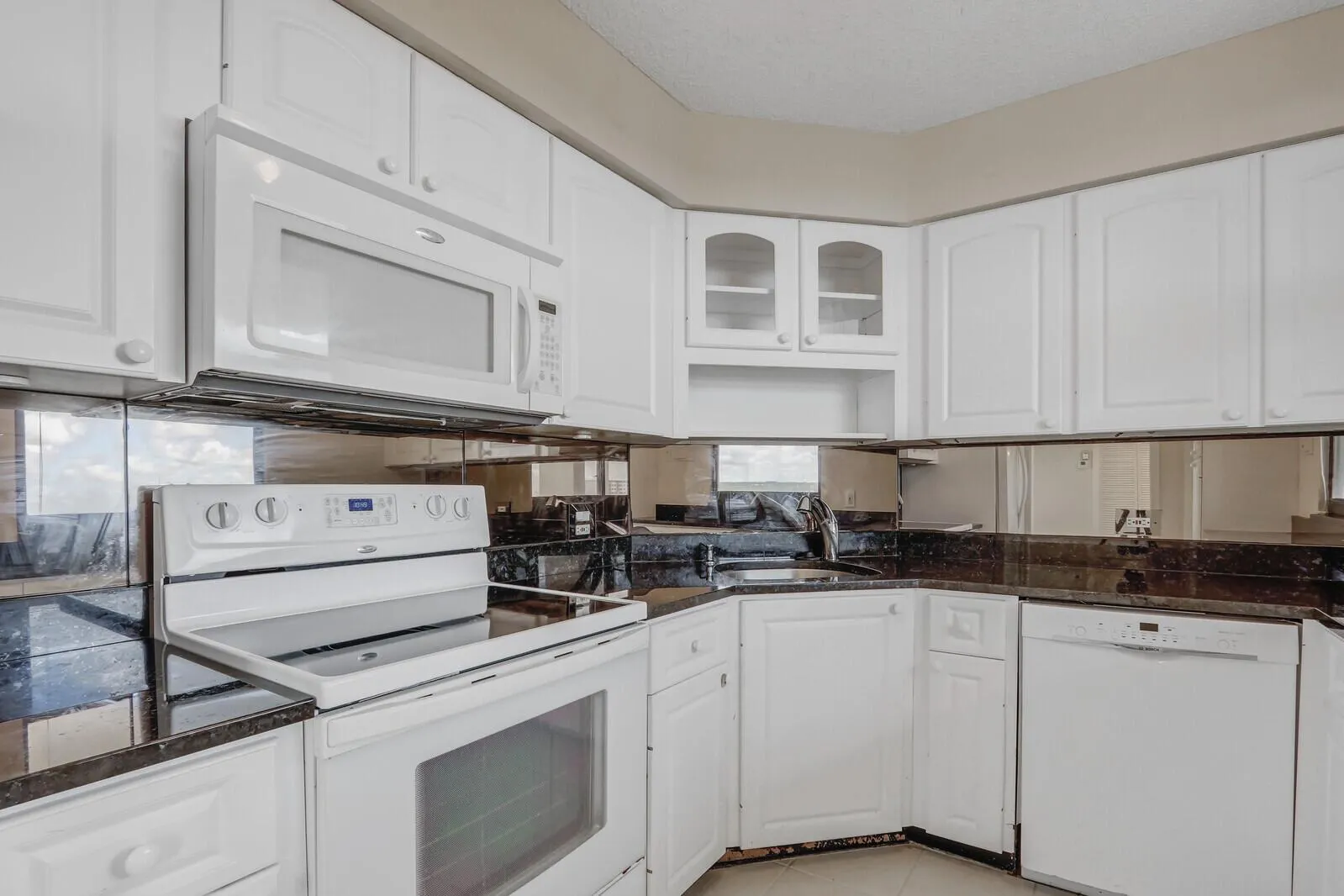 132 Lakeshore Drive, #1117