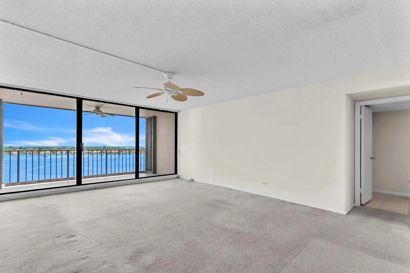 132 Lakeshore Drive, #1117