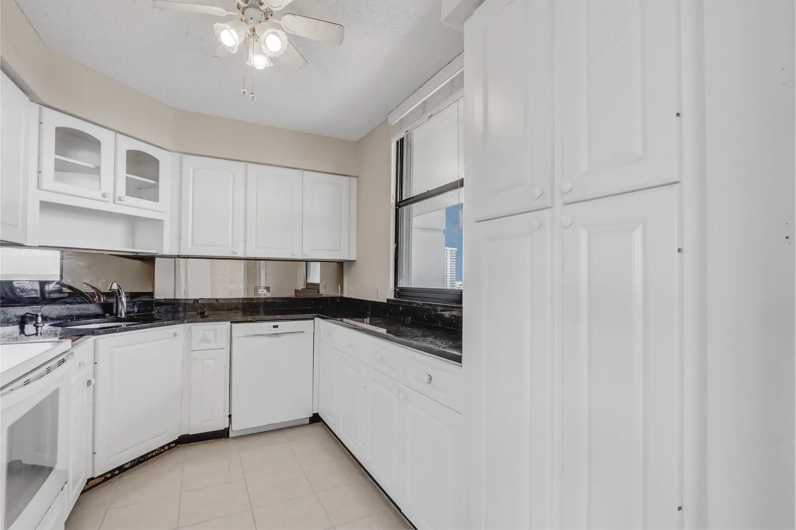 132 Lakeshore Drive, #1117