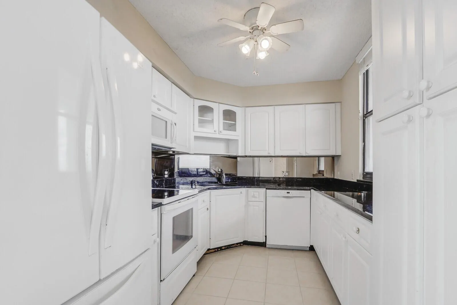 132 Lakeshore Drive, #1117