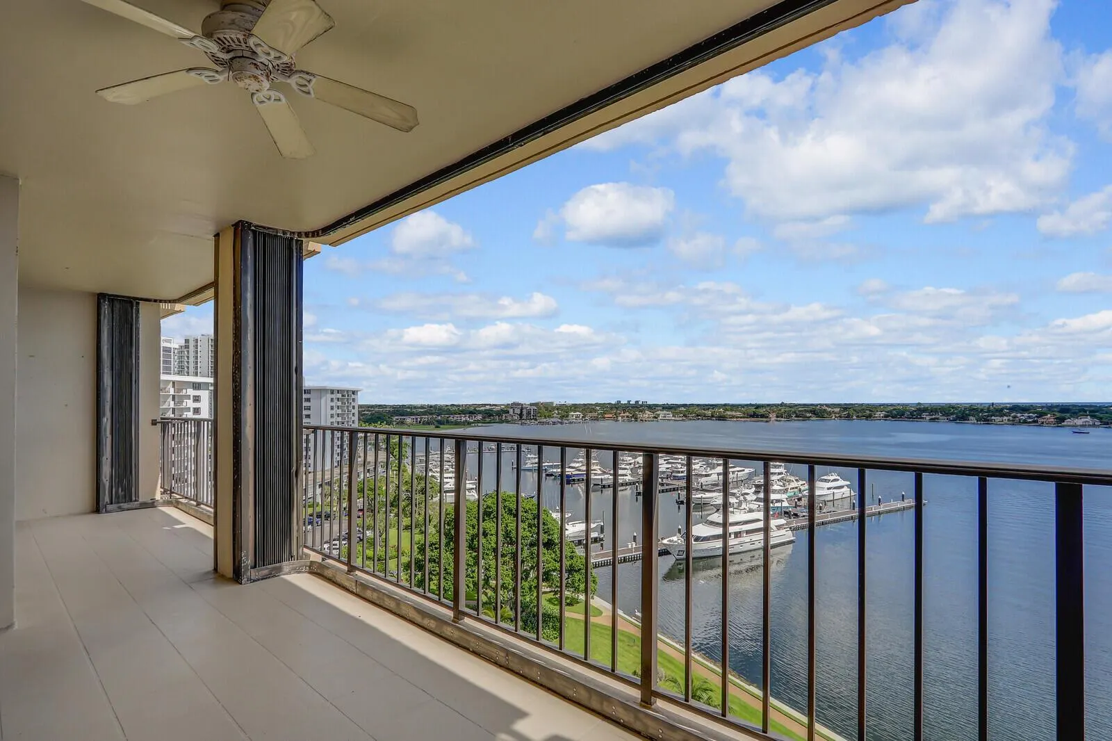 132 Lakeshore Drive, #1117