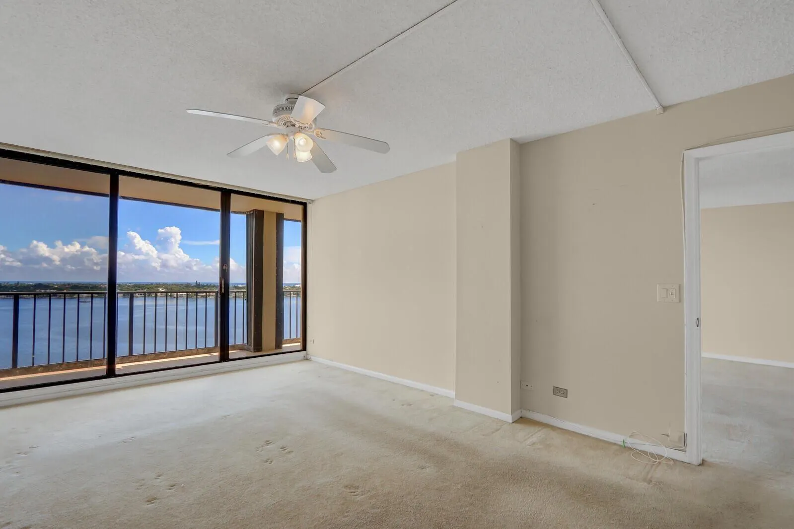 132 Lakeshore Drive, #1117