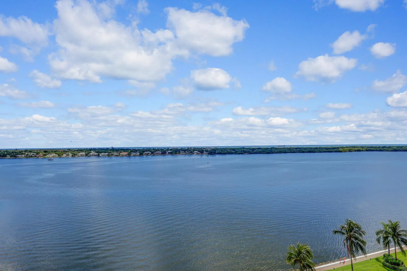 132 Lakeshore Drive, #1117