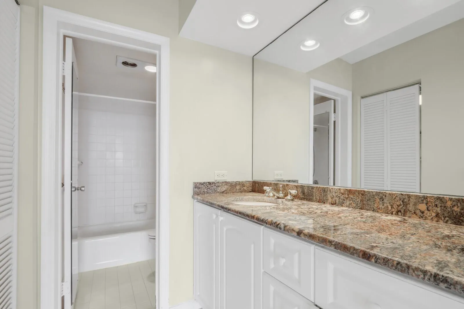 132 Lakeshore Drive, #1117