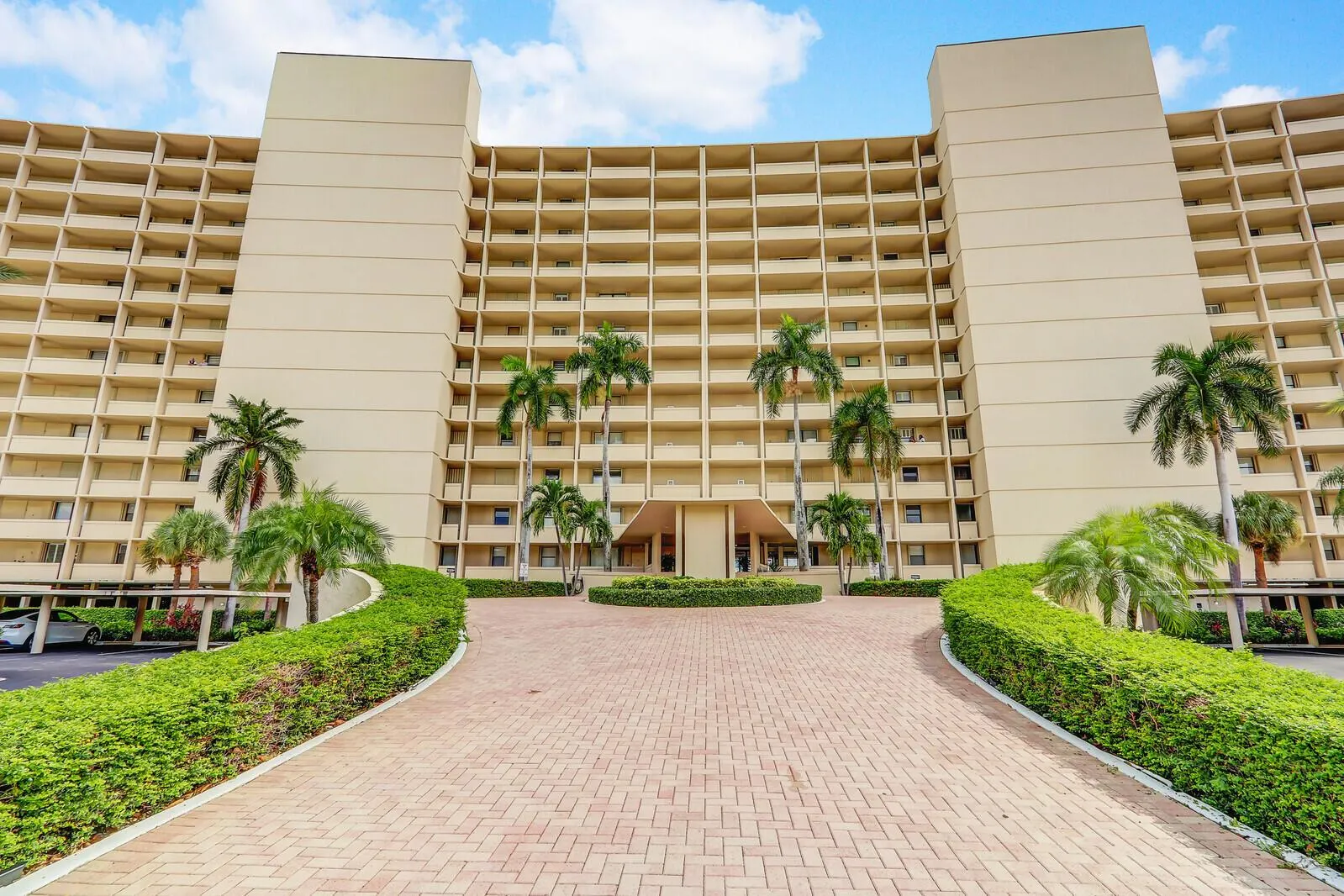 132 Lakeshore Drive, #1117