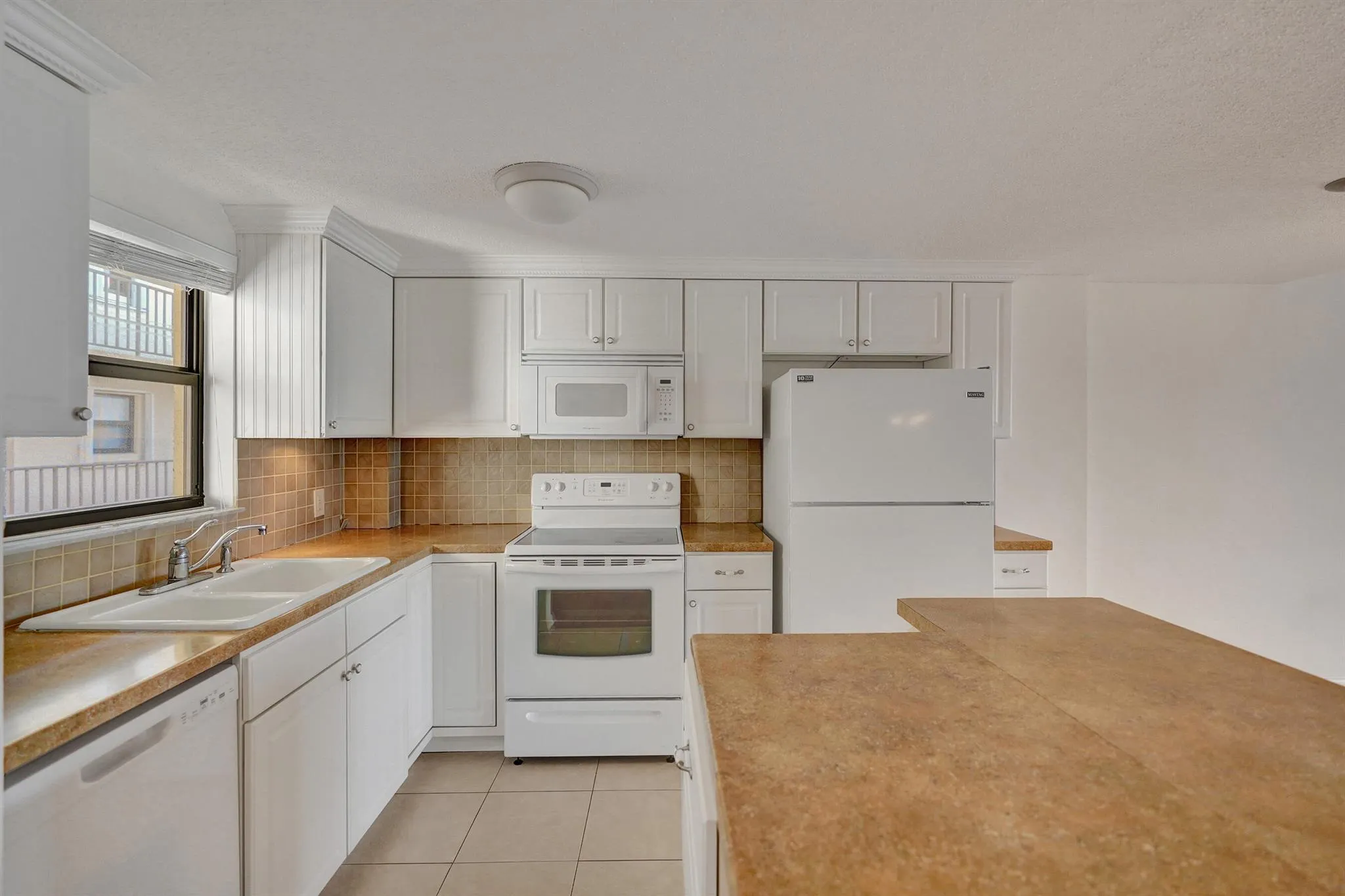 890 N Federal Highway, #410