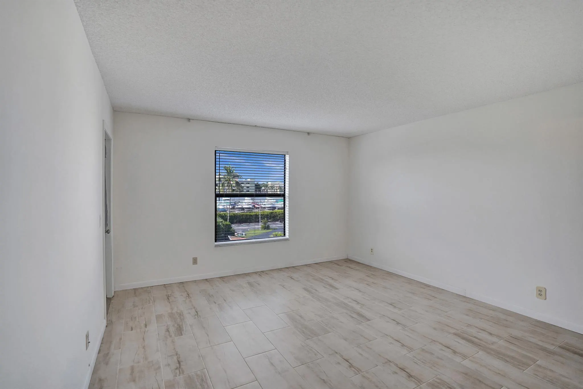 890 N Federal Highway, #410