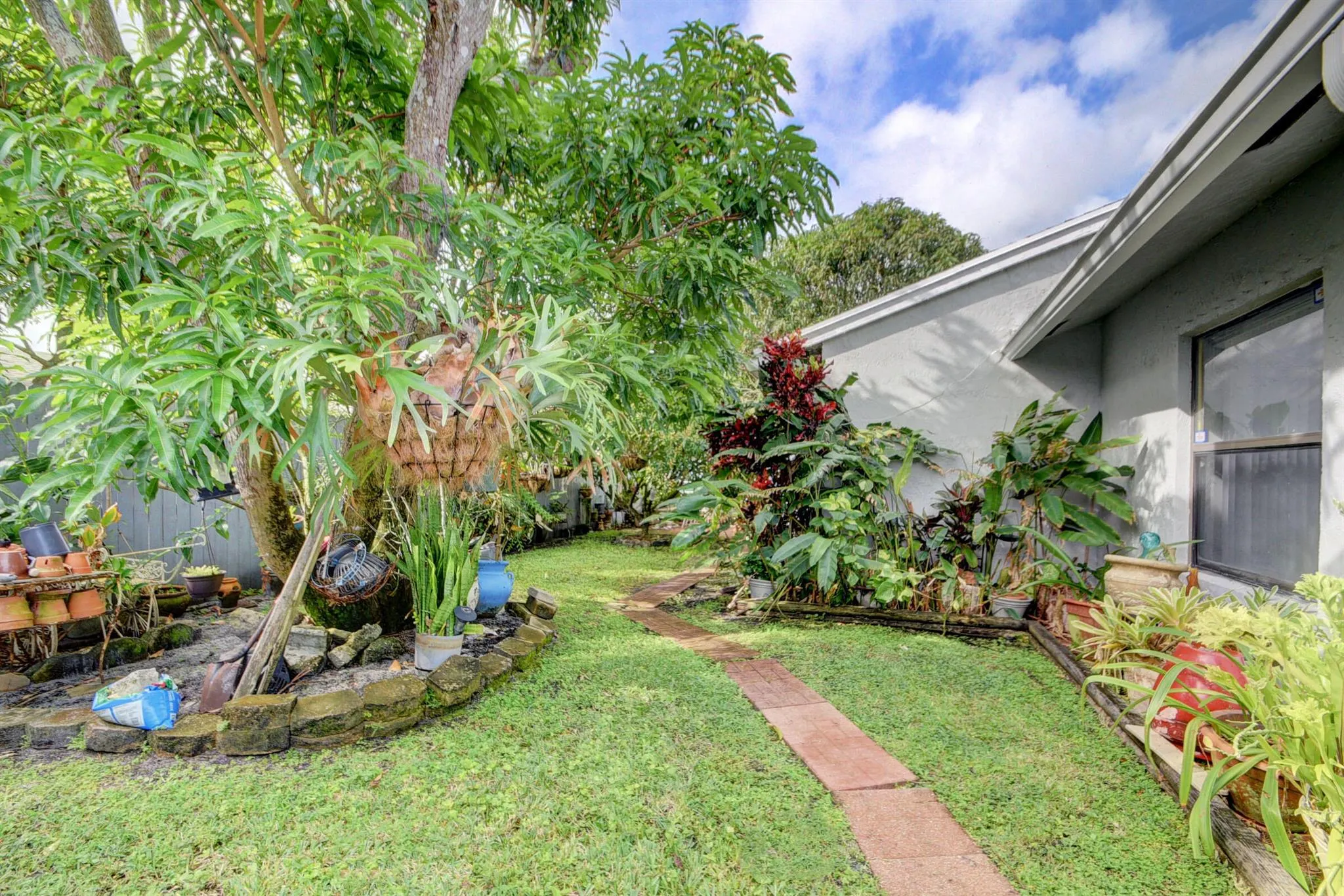 5882 Lincoln Circle W