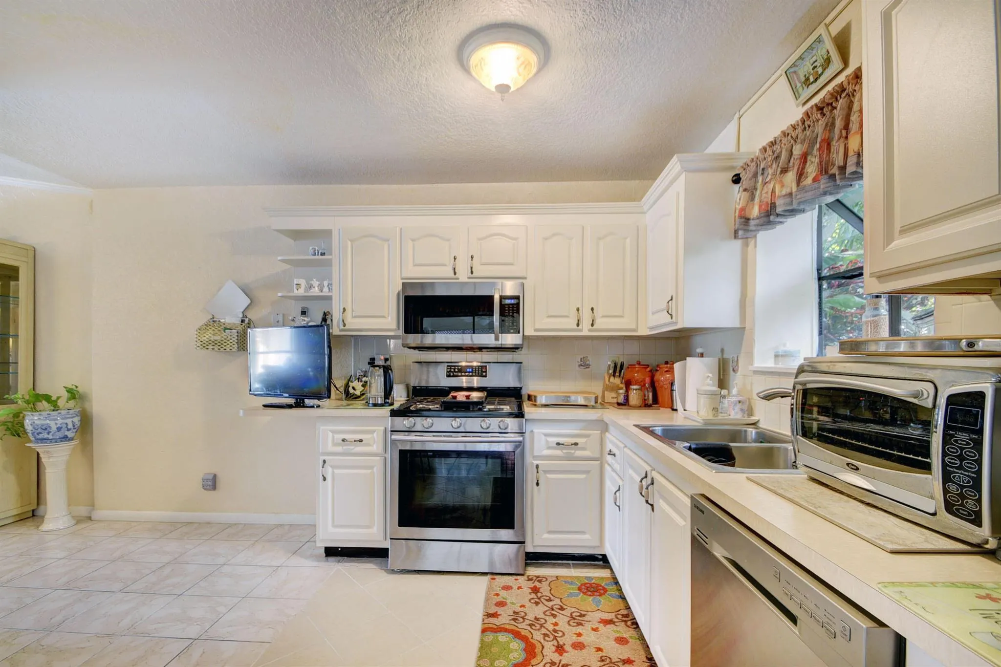 5882 Lincoln Circle W