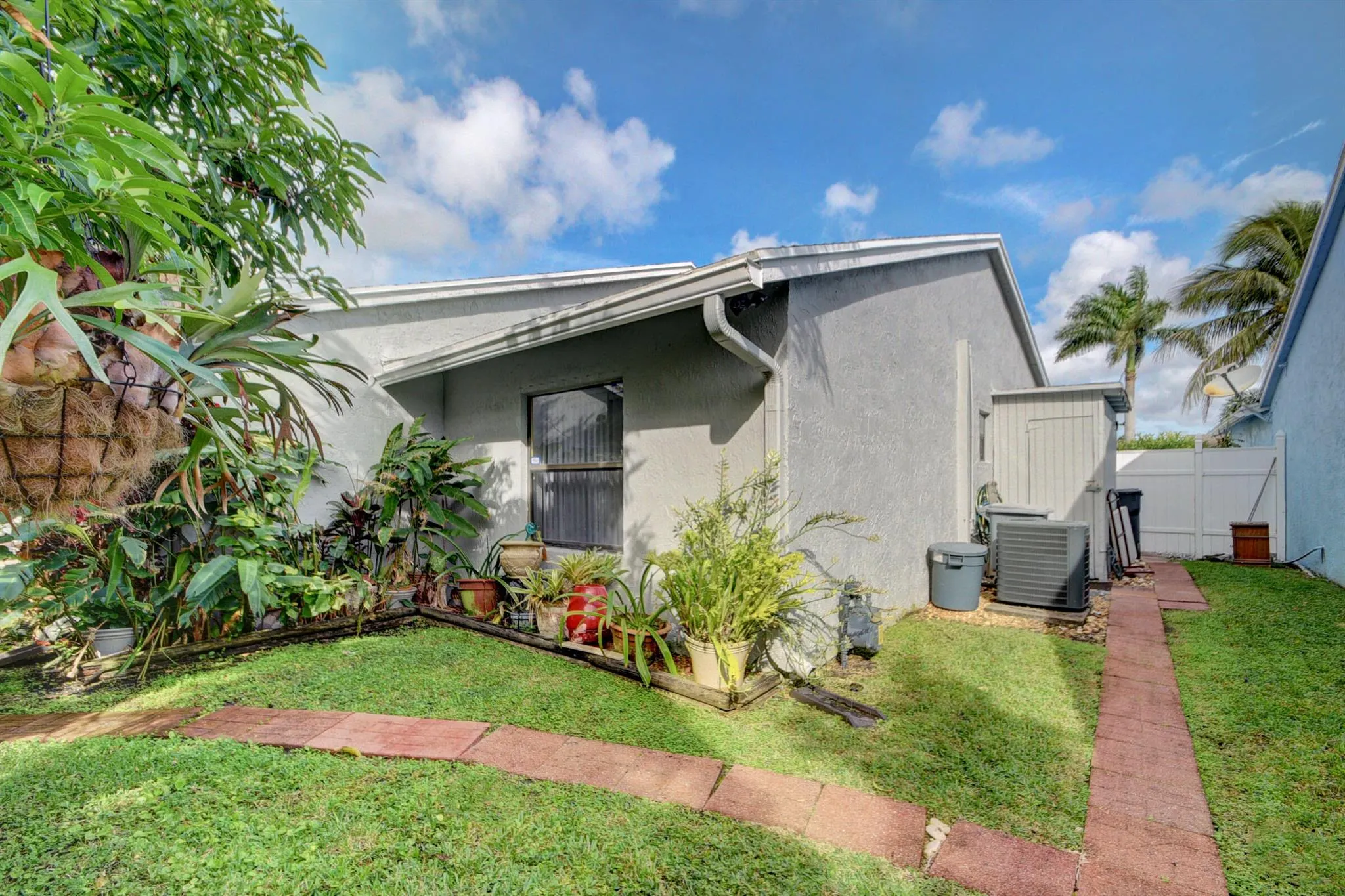 5882 Lincoln Circle W