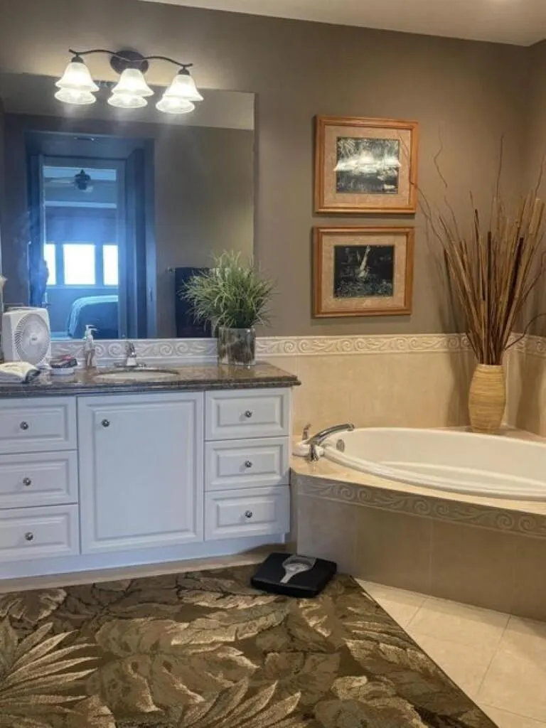 22 Harbour Isle Drive W, #201