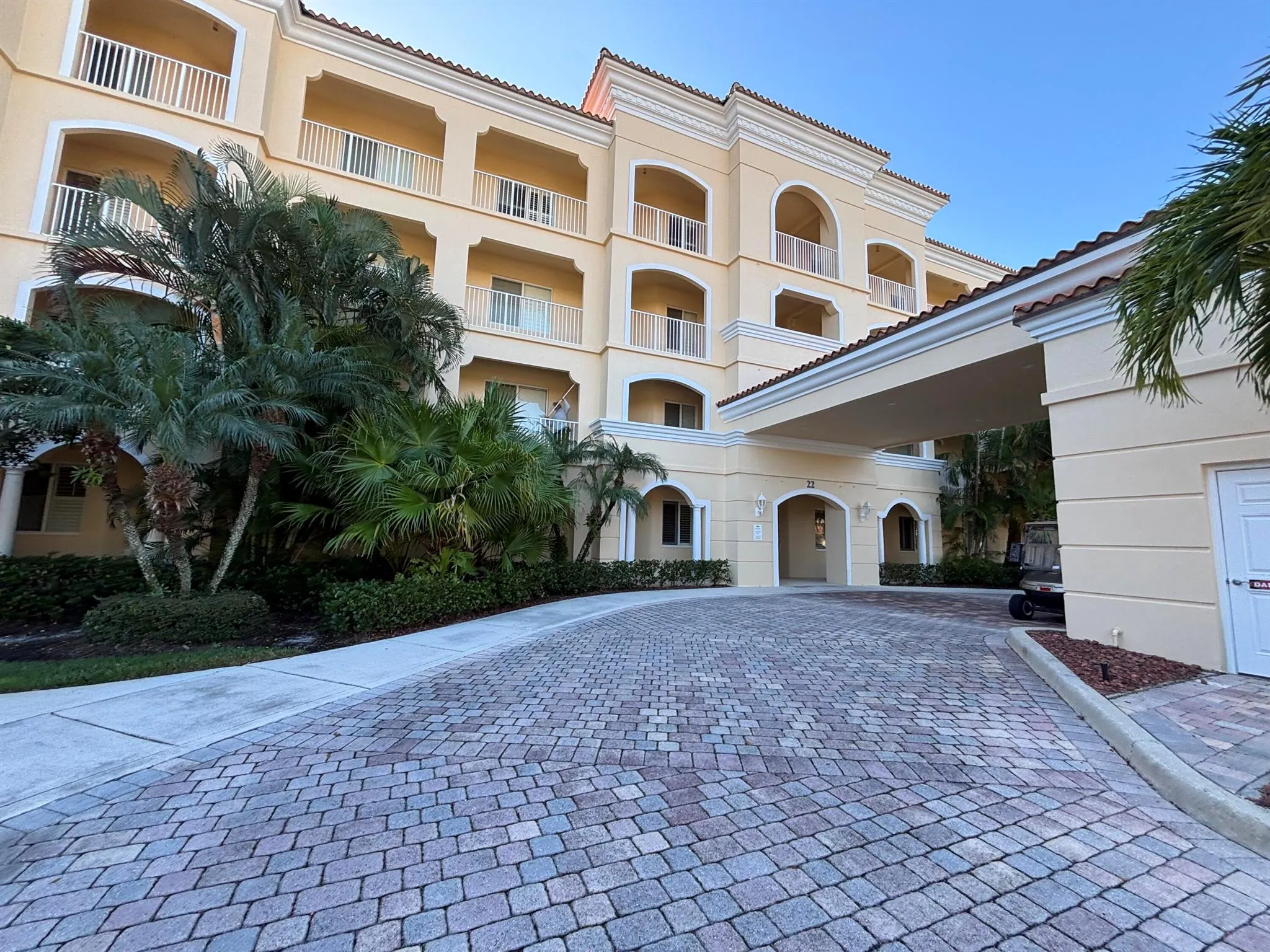 22 Harbour Isle Drive W, #201