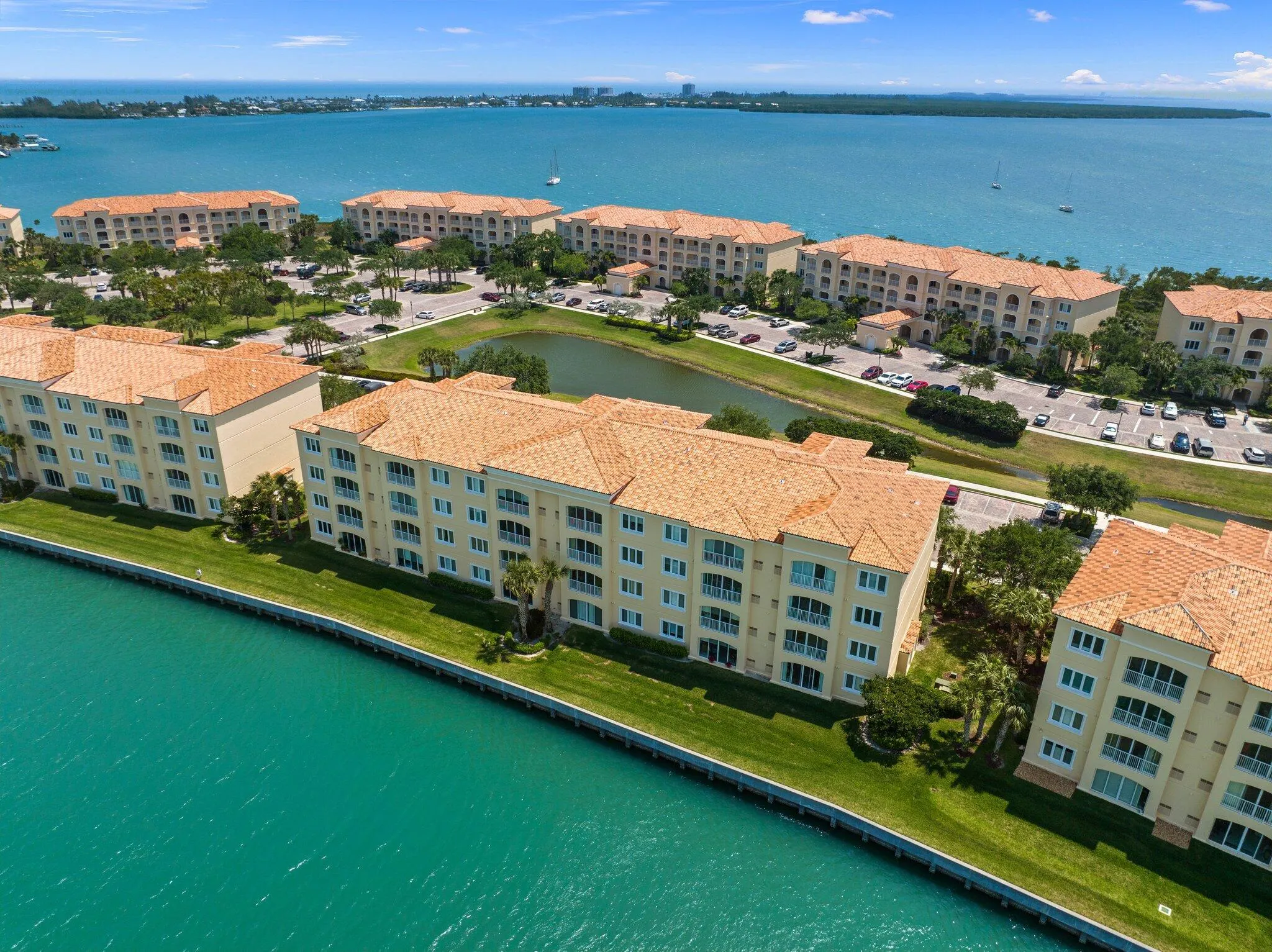 17 Harbour Isle Drive W, #Ph03