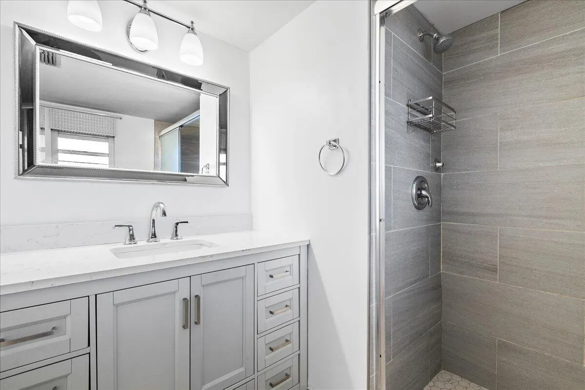 3755 Via Poinciana, #611