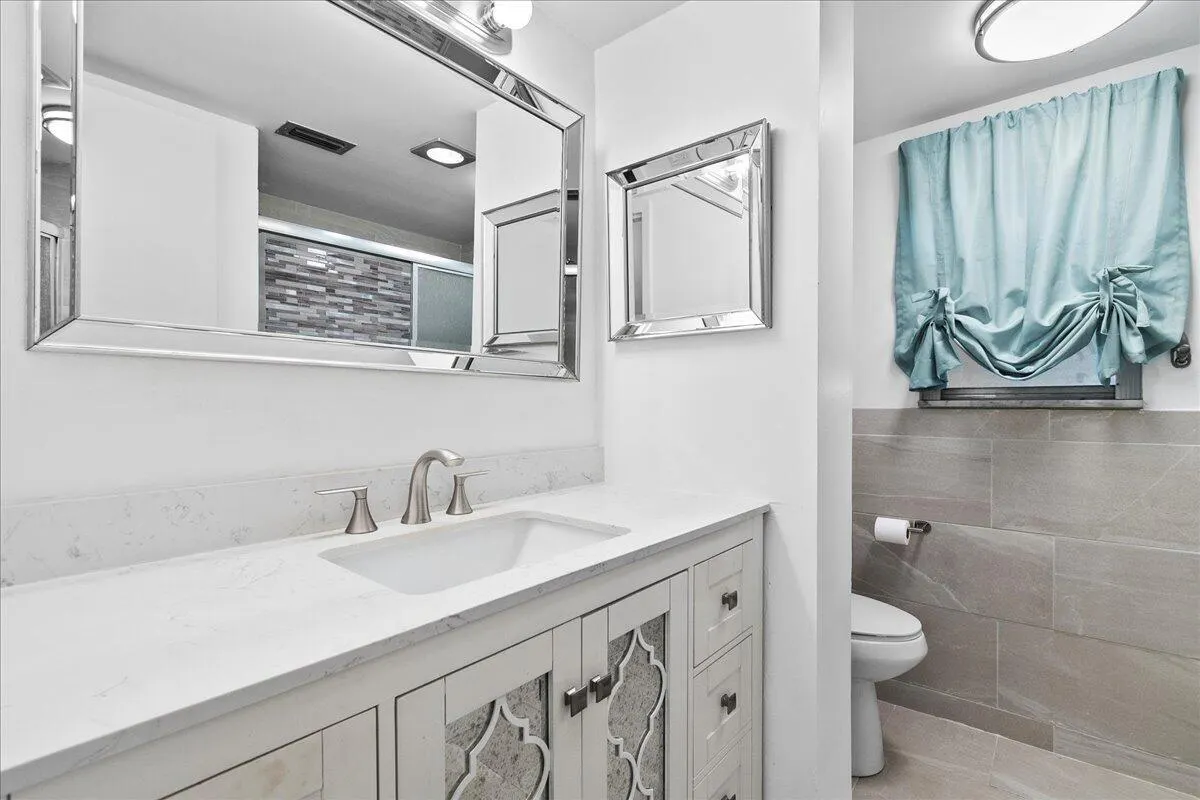 3755 Via Poinciana, #611