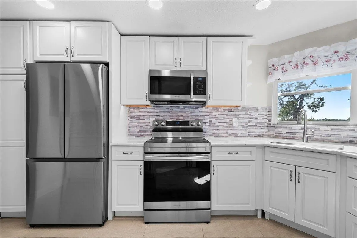 3755 Via Poinciana, #611