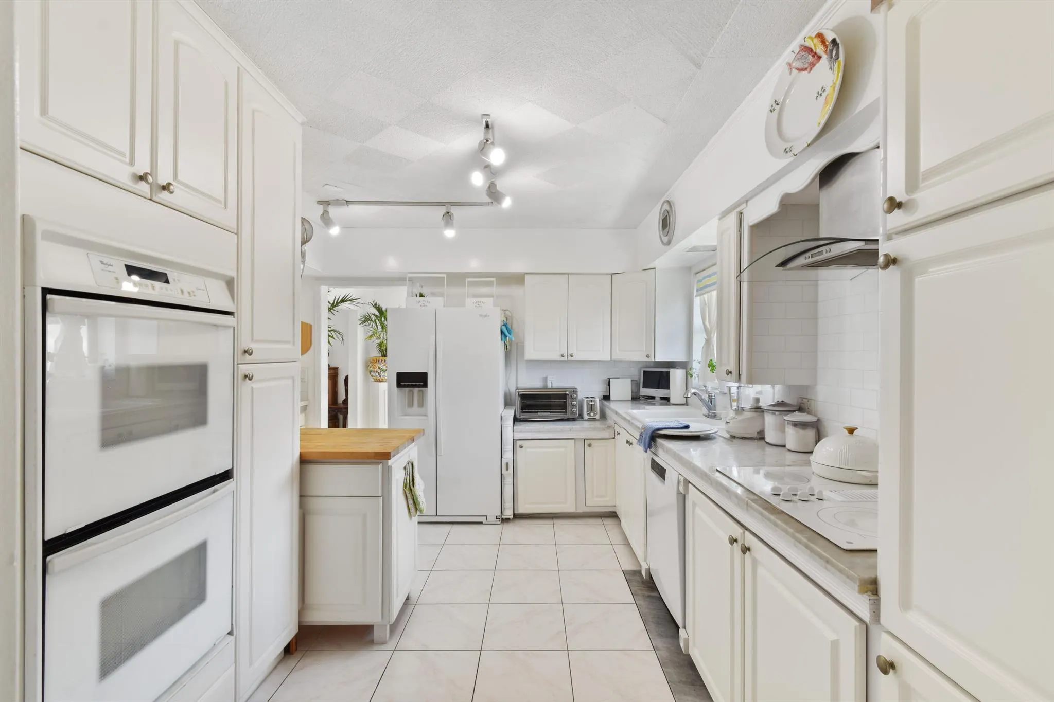 122 Peruvian Avenue, #18