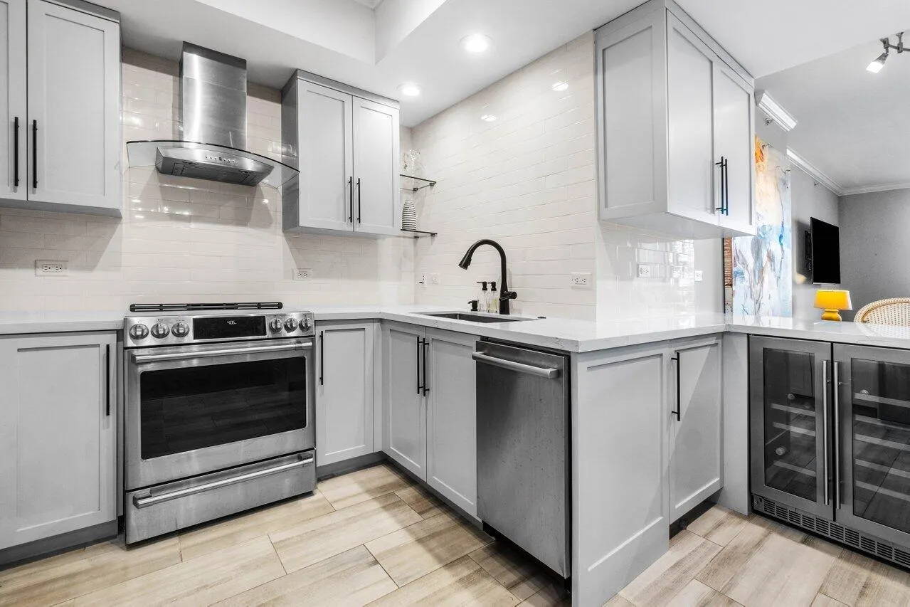 2650 Lake Shore Drive, #201