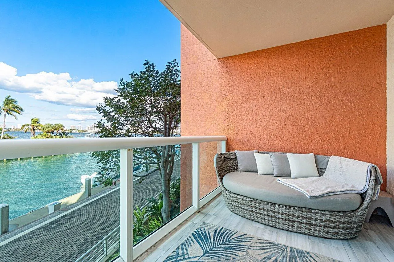 2650 Lake Shore Drive, #201