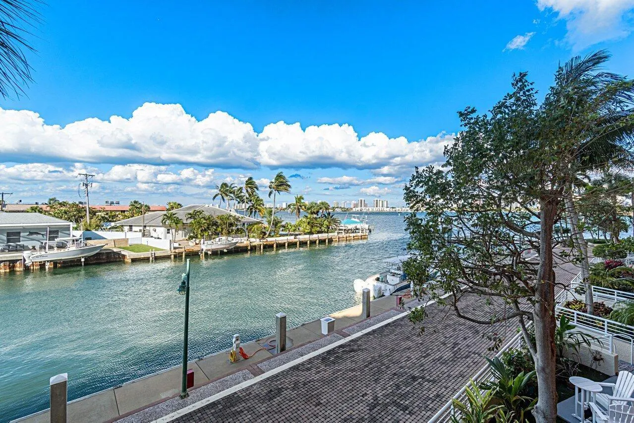 2650 Lake Shore Drive, #201