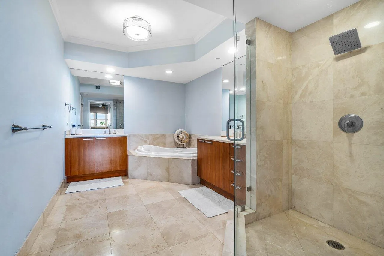 2650 Lake Shore Drive, #201