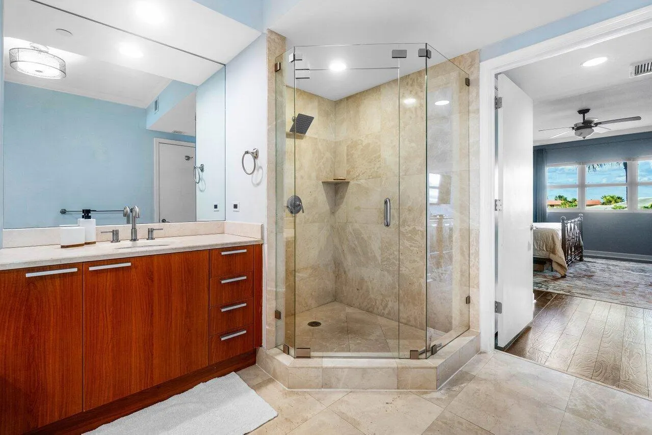 2650 Lake Shore Drive, #201