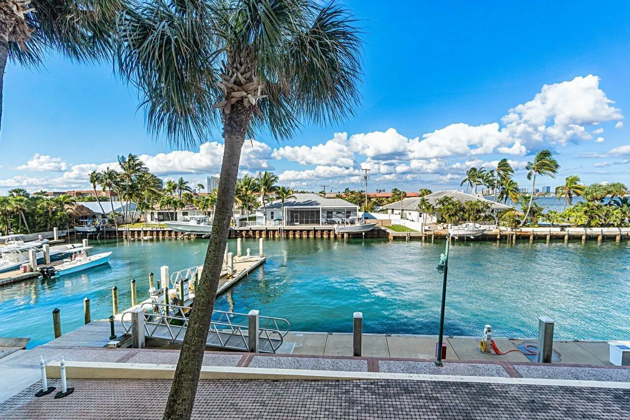 2650 Lake Shore Drive, #201