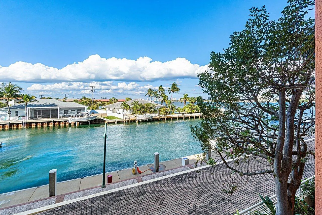 2650 Lake Shore Drive, #201