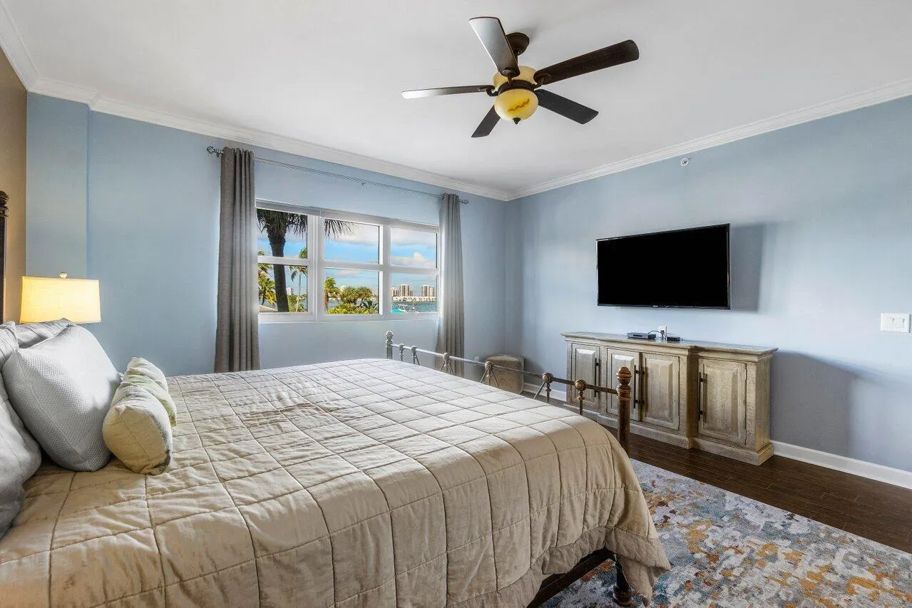 2650 Lake Shore Drive, #201