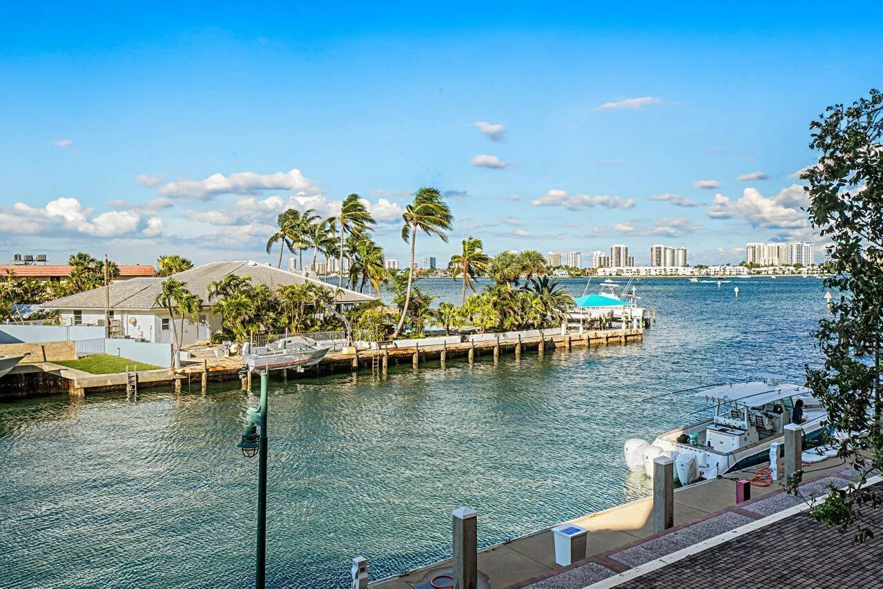 2650 Lake Shore Drive, #201