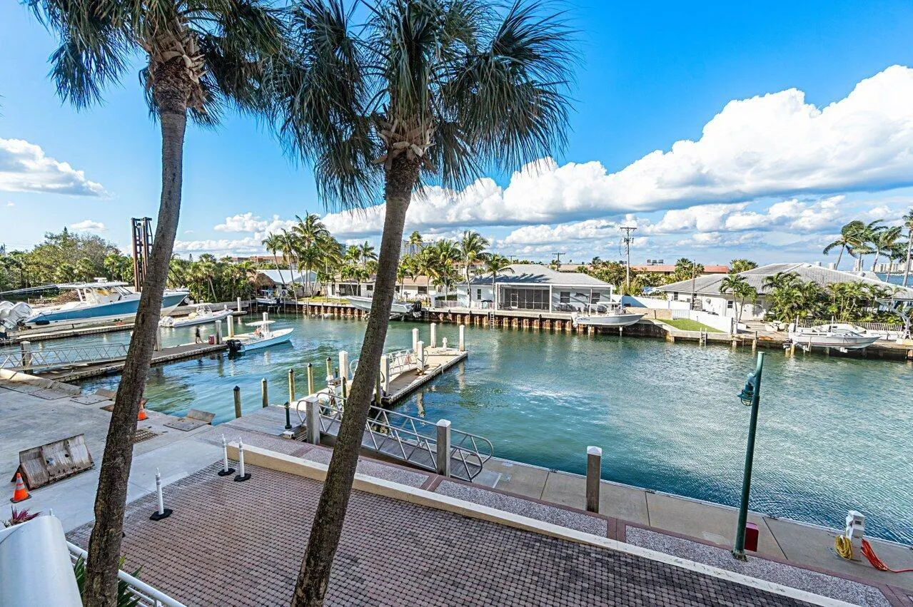 2650 Lake Shore Drive, #201