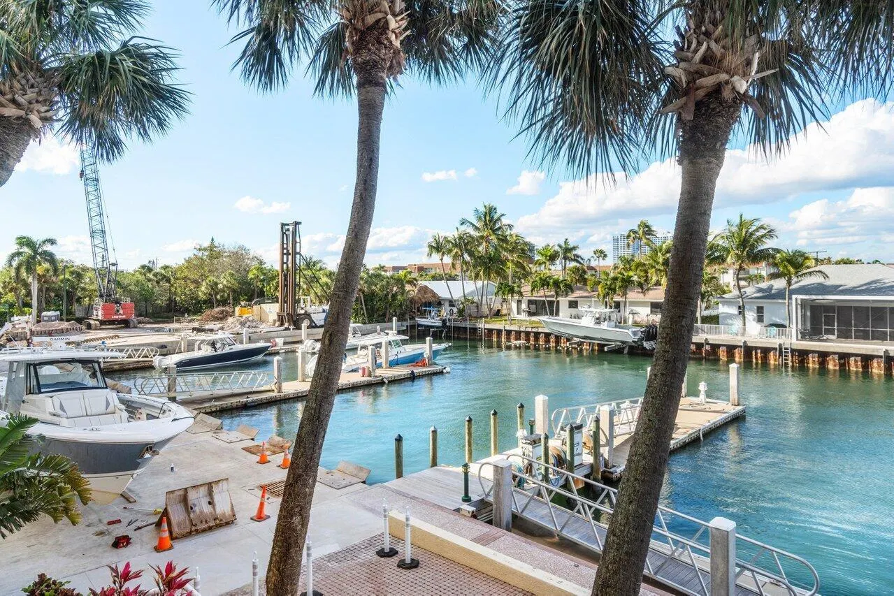 2650 Lake Shore Drive, #201