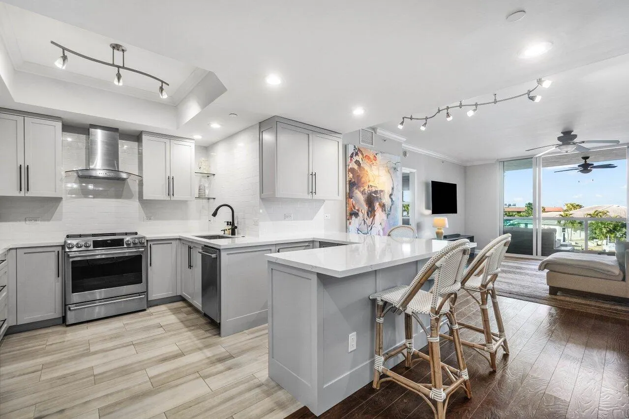 2650 Lake Shore Drive, #201