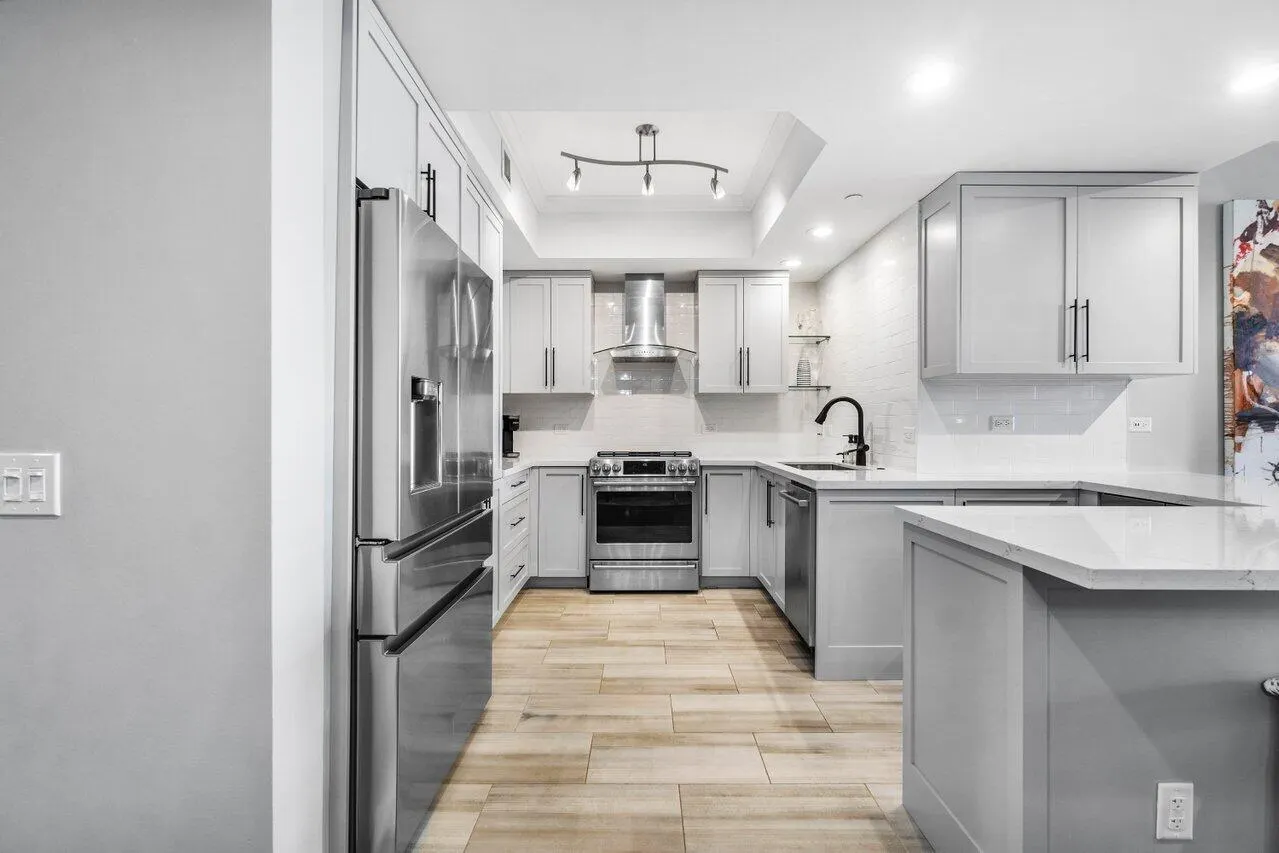 2650 Lake Shore Drive, #201