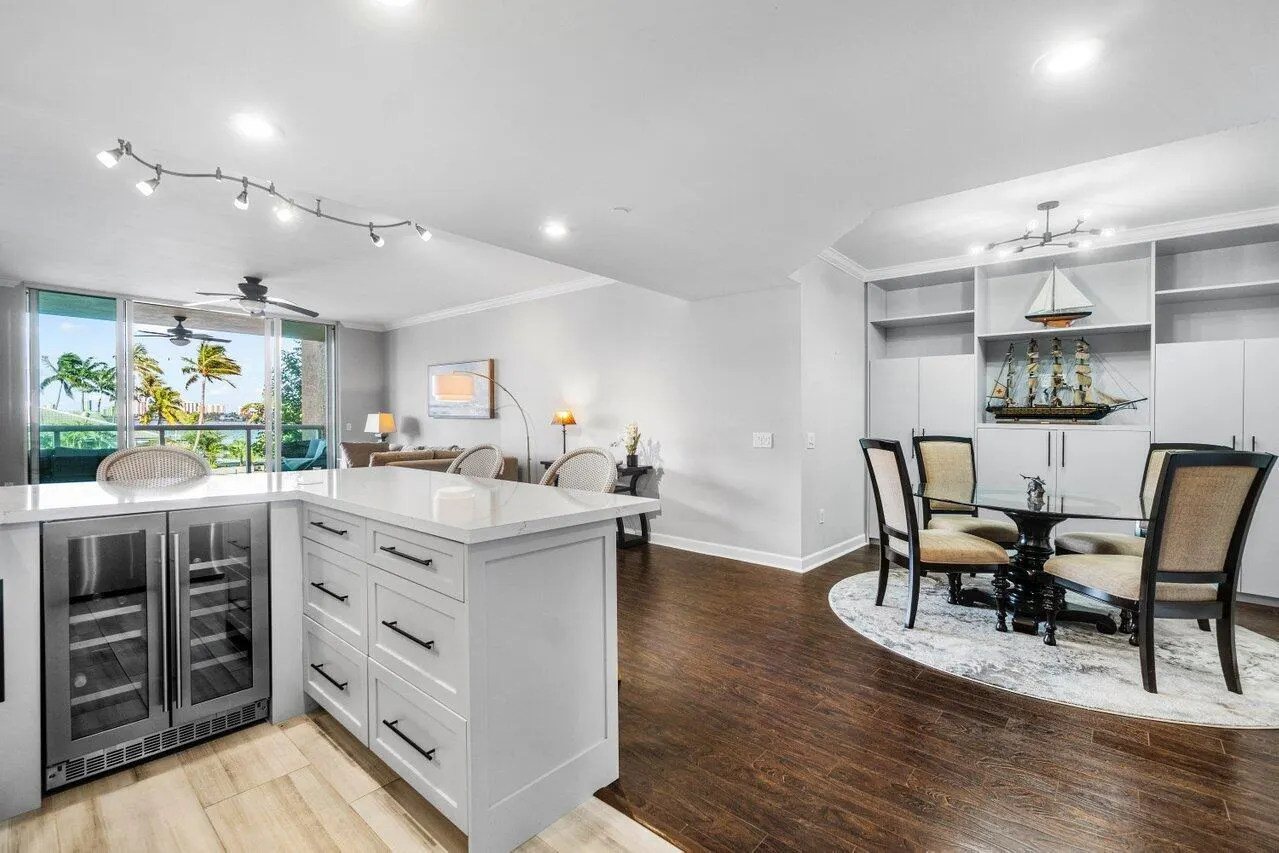 2650 Lake Shore Drive, #201