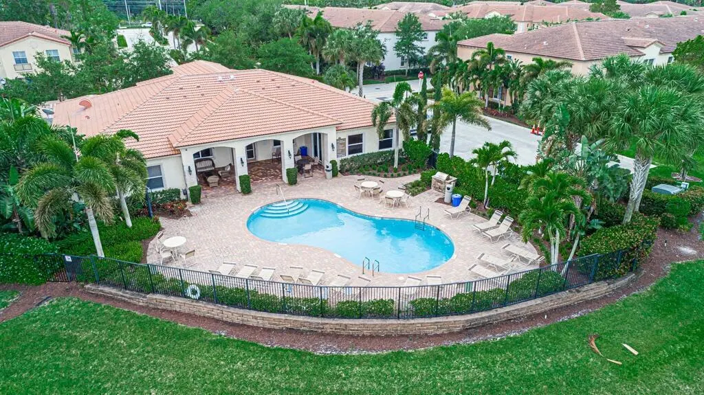 2122 Sabal Tree Court