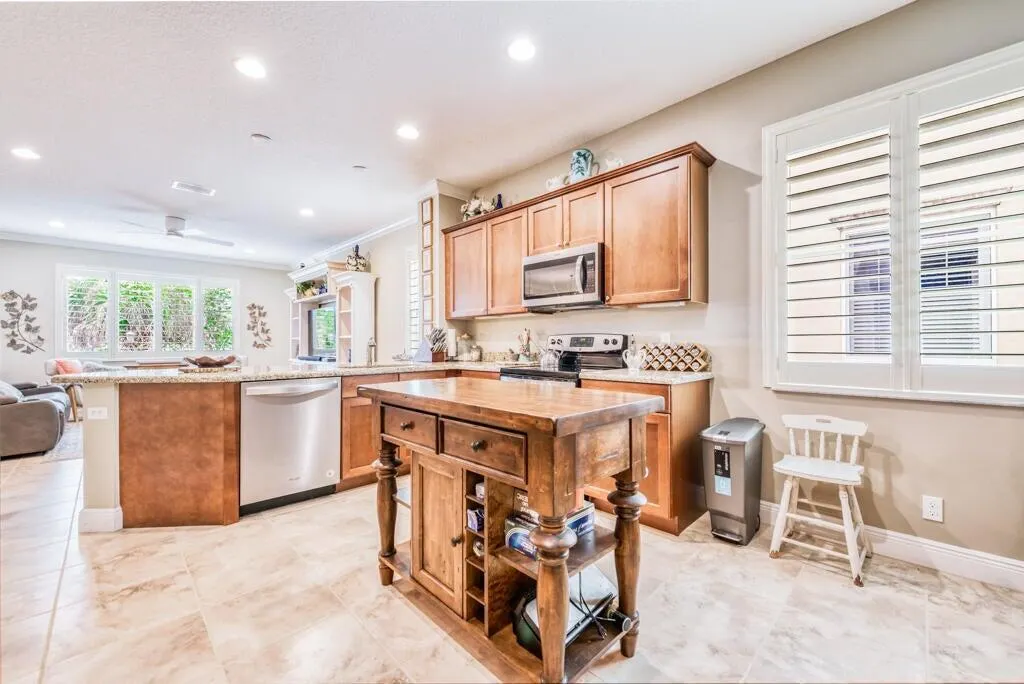 2122 Sabal Tree Court