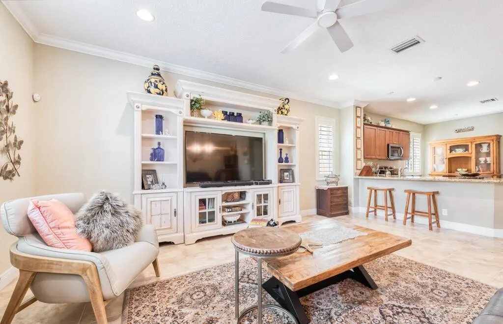 2122 Sabal Tree Court